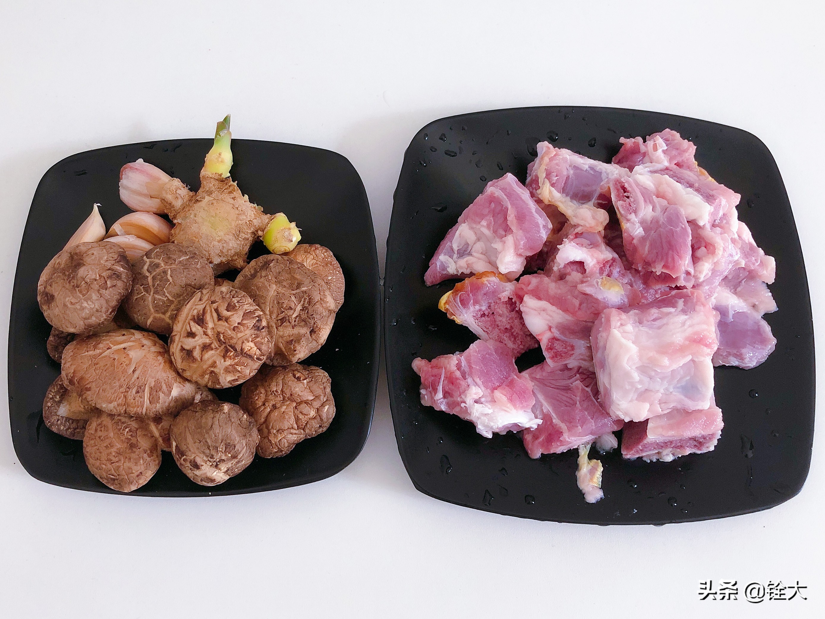 1根猪排骨和1把干香菇，小火慢炖，出锅味道浓郁，排骨软烂咸香