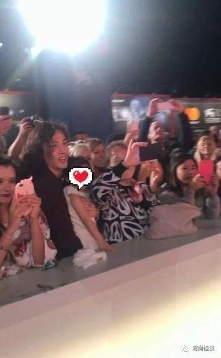 潮酷穿搭适合化什么妆 (美妆博主戚薇完整版视频)