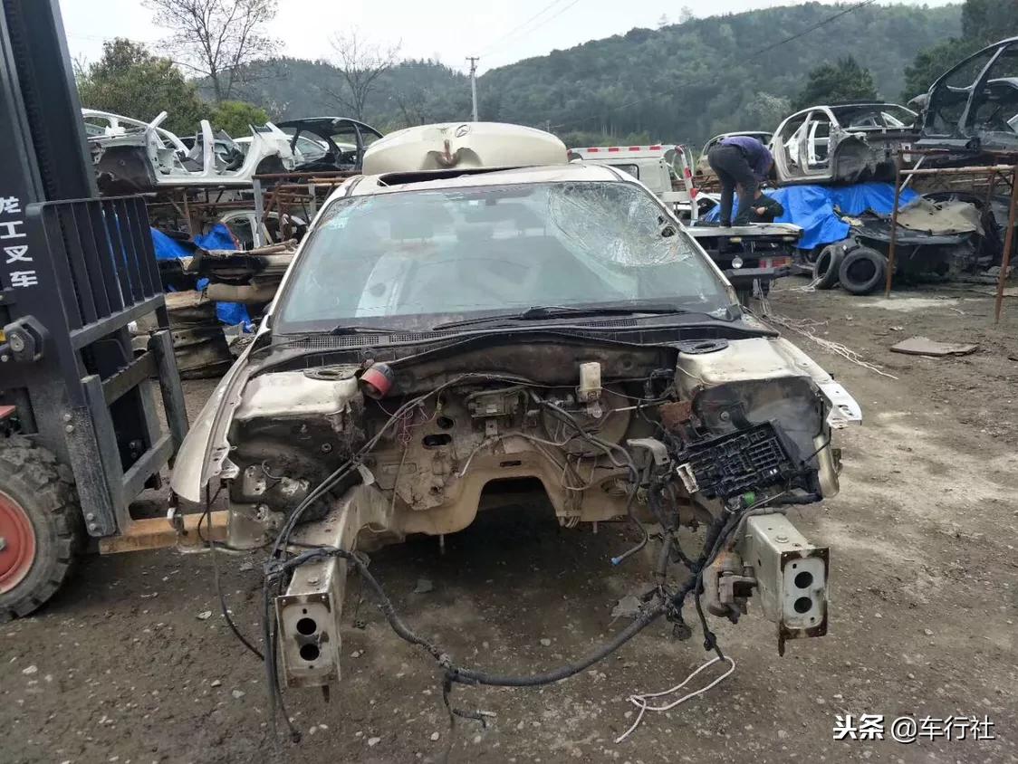 汽配人的一天(164)大泥鳅日系异类马自达6,3台事故拆车