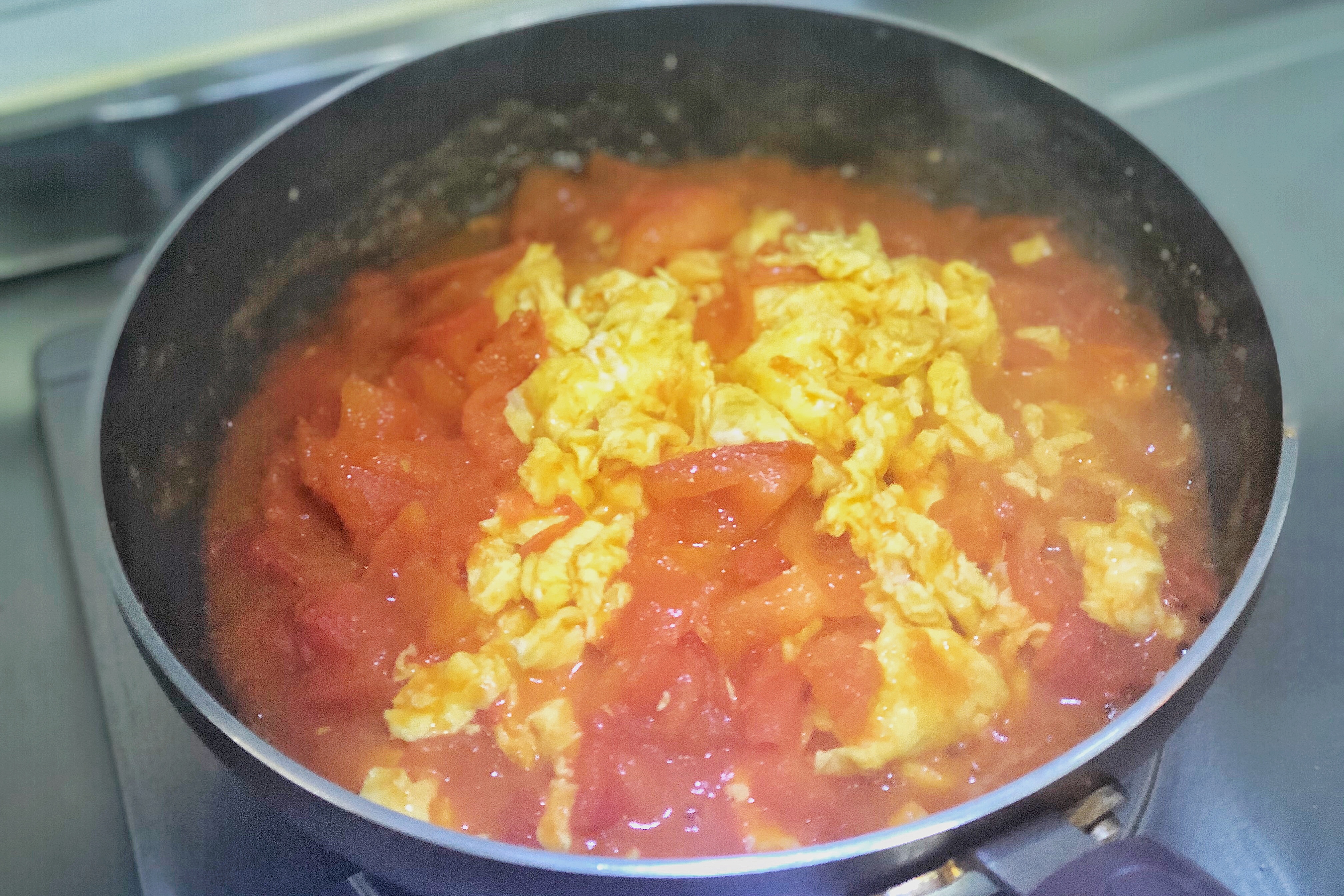 自己在家也能做拉面又细又长，配上西红柿鸡蛋的卤子，味美鲜香