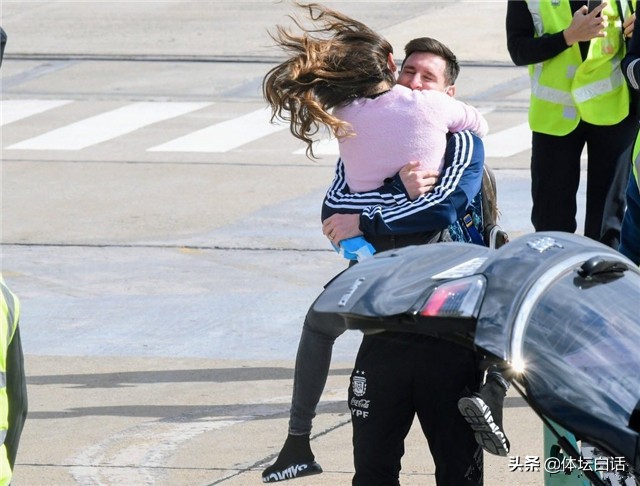 梅西亲吻大力神杯全场沸腾,梅西三个儿子帮梅西颁进金球奖