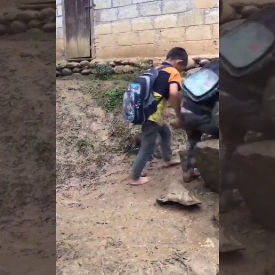 弟弟脚下滑了一下，拖鞋穿到了脚腕上，接下来哥哥的做法特别暖