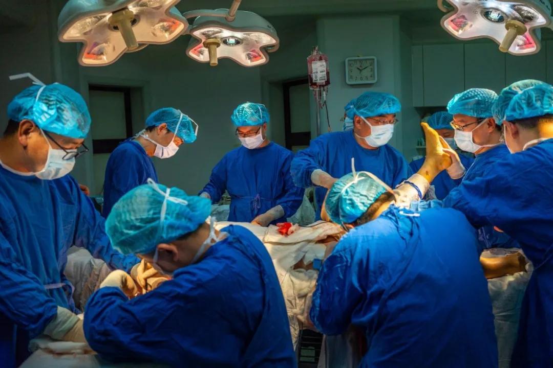 男子硫酸烧伤事故,警察被强硫酸严重烧伤