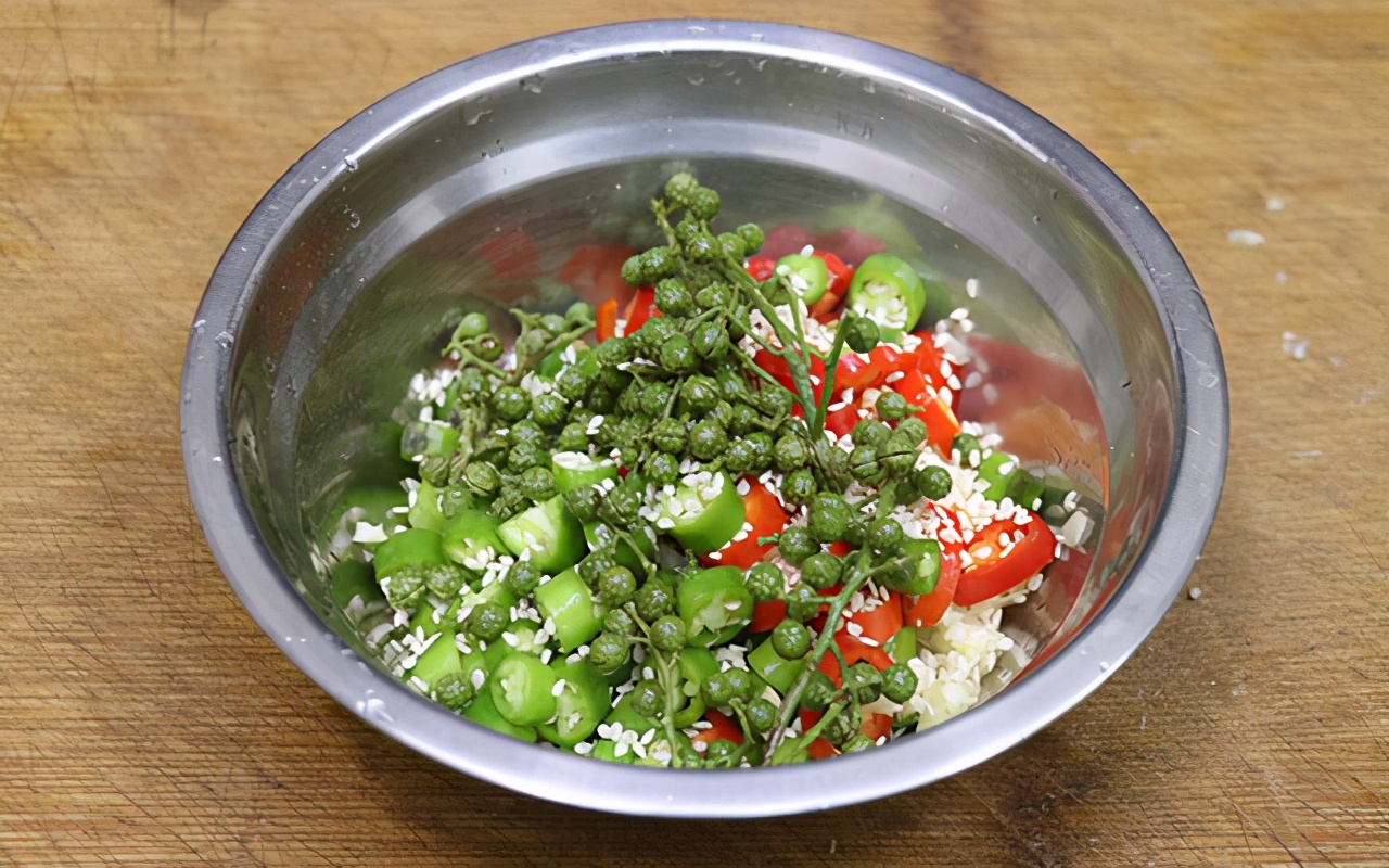 鸡肉不要辣椒怎么做好吃,鸡肉不要炒着吃了教你懒人新做法