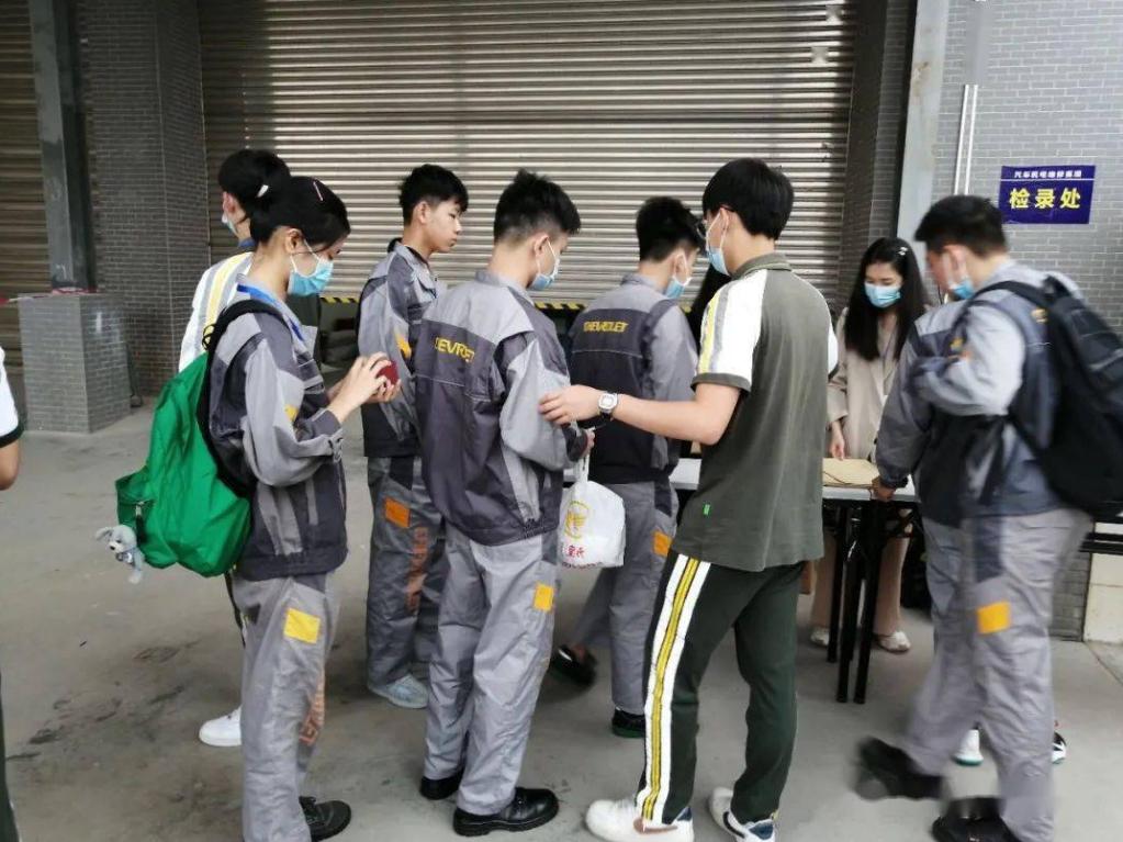 中考落榜的职高生未来的出路如何,成绩不好的职高生怎样才有出路