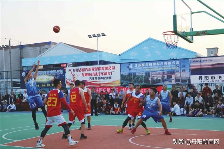 一方广场，盛满了居民的欢歌笑语