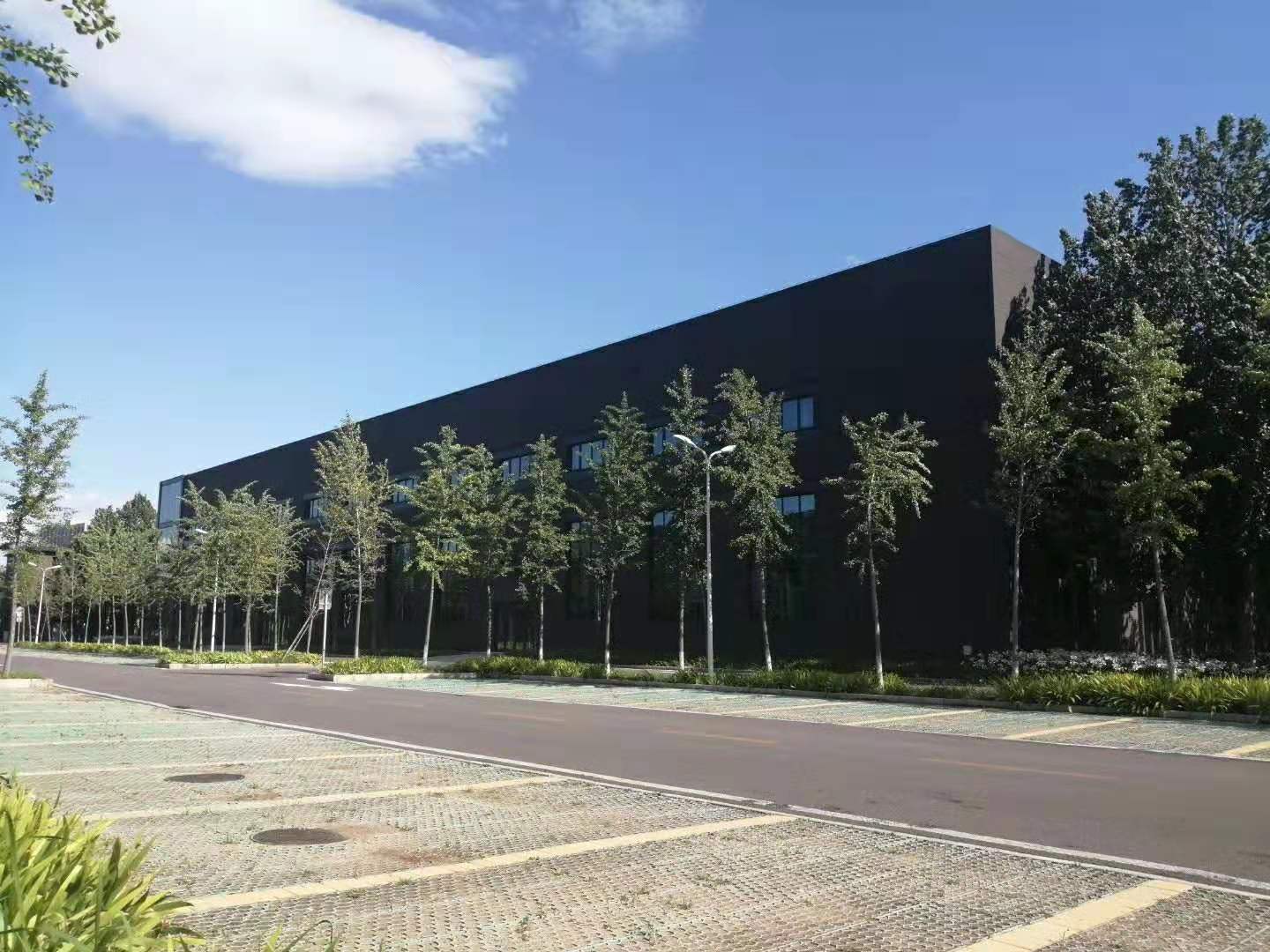 选址亦庄——适合教育机构总部的1.2平米独栋和1.6万景观湖园区