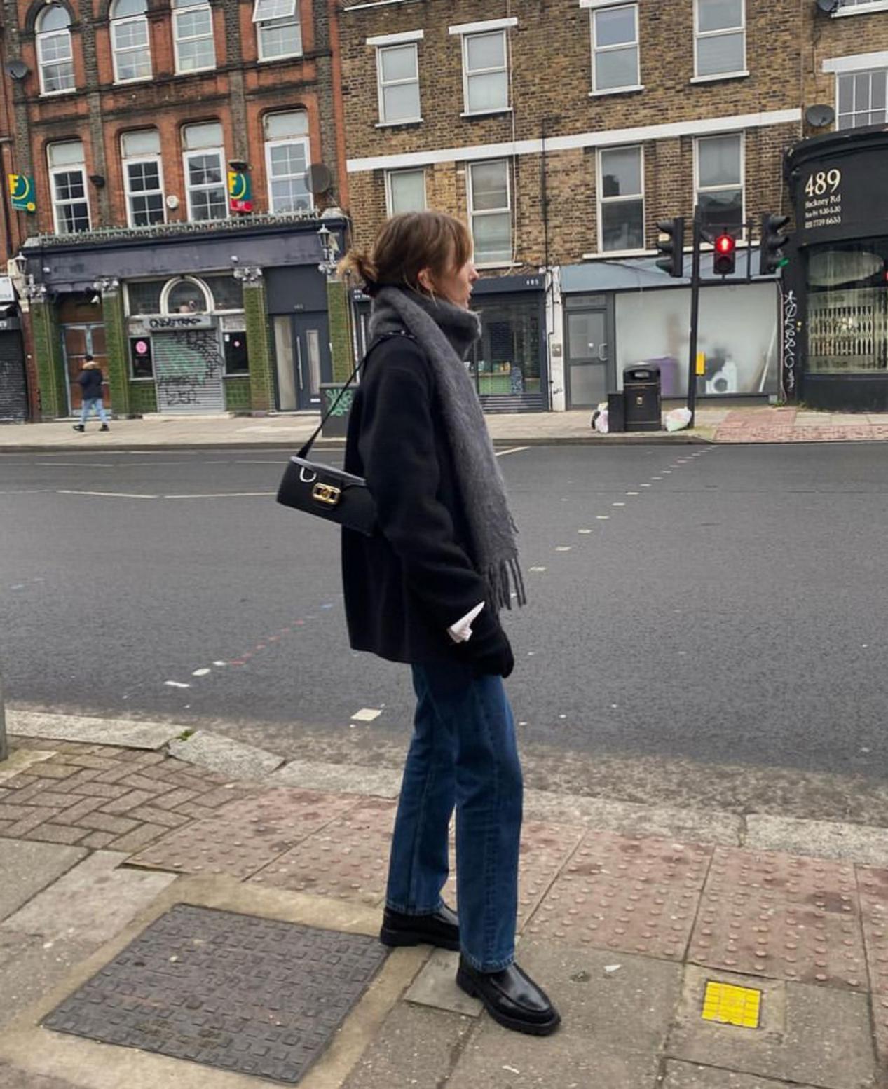 收起你的白球鞋,今年最流行的鞋子洞洞鞋