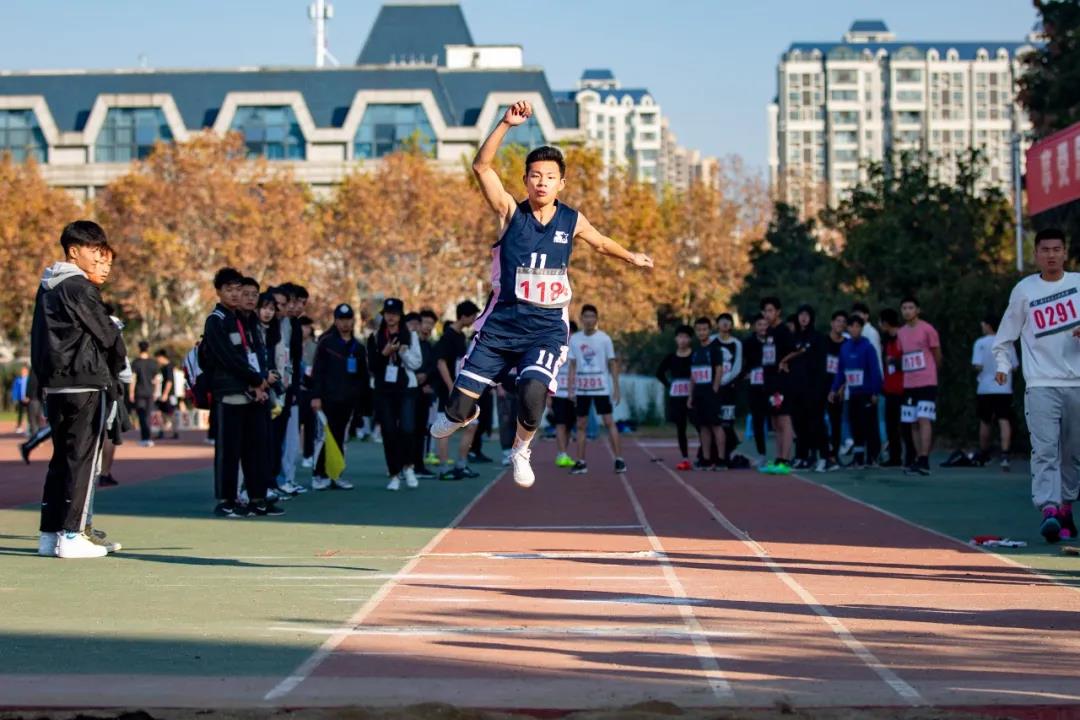 田径运动员在学校比赛,男子团体女子团体比赛