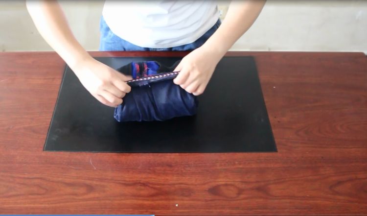 叠牛仔裤的简单叠法,叠短牛仔裤小技巧