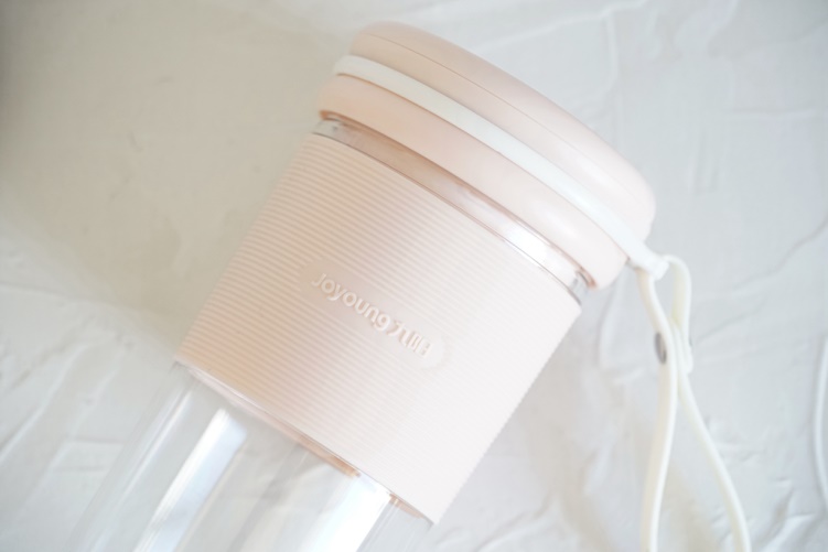 能随身携带的鲜榨果汁机，仅售百元，40秒完成一杯鲜榨果汁