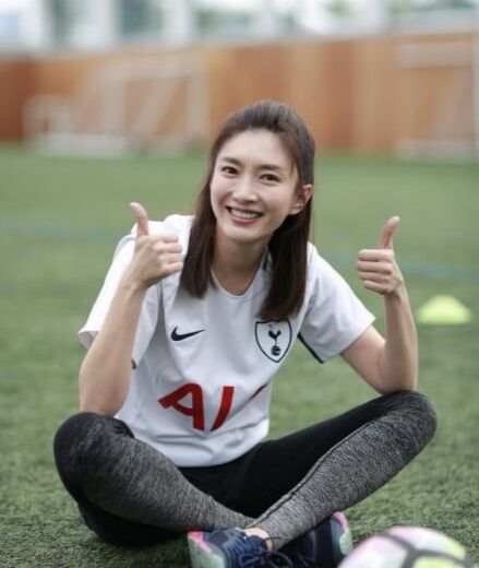 最受足球球星喜欢的女明星,女孩子喜欢足球的多吗