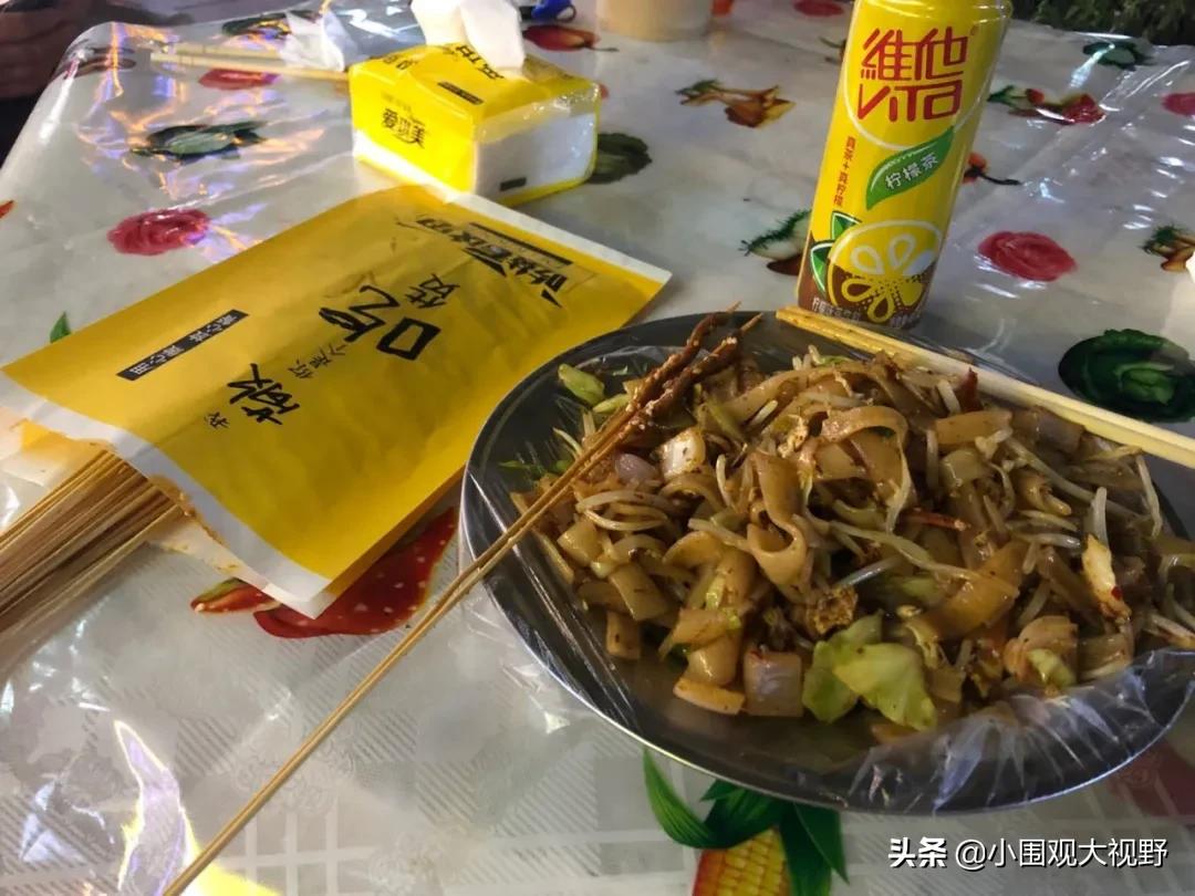 凌晨三点就开始摆摊,大部分人的晚上还在摆摊