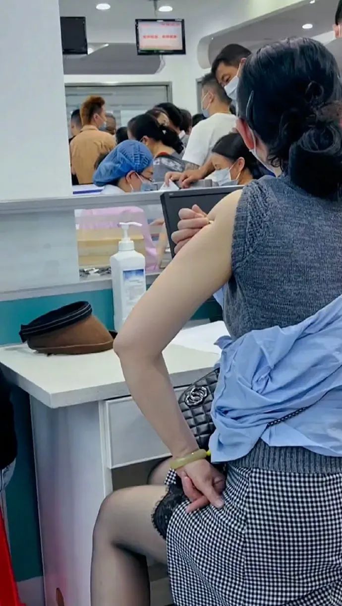 “网上买了件*男猛**T恤后？”哈哈哈哈快停止散发你的魅力吧