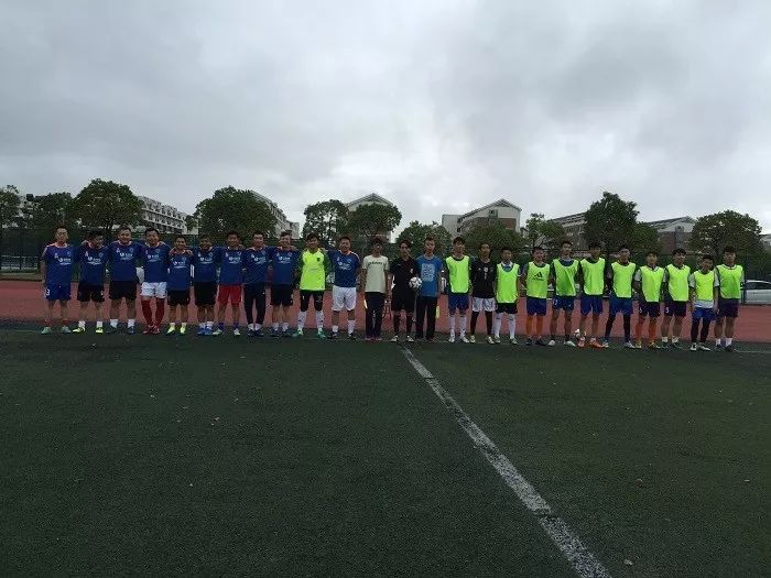 中国足协主席陈戌源为上海海事大学友谊赛开球！加油，海大足球