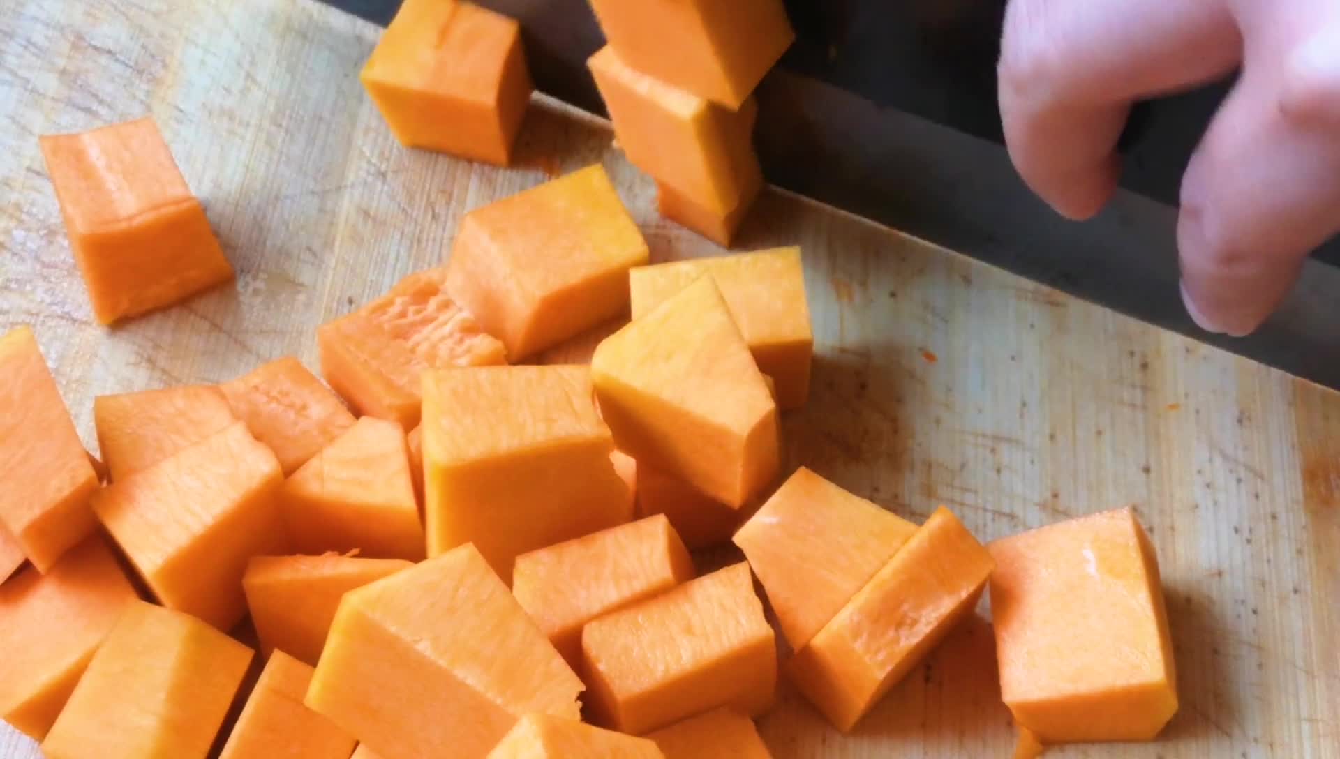 奶香又好喝的南瓜粥,紫薯南瓜粥制作