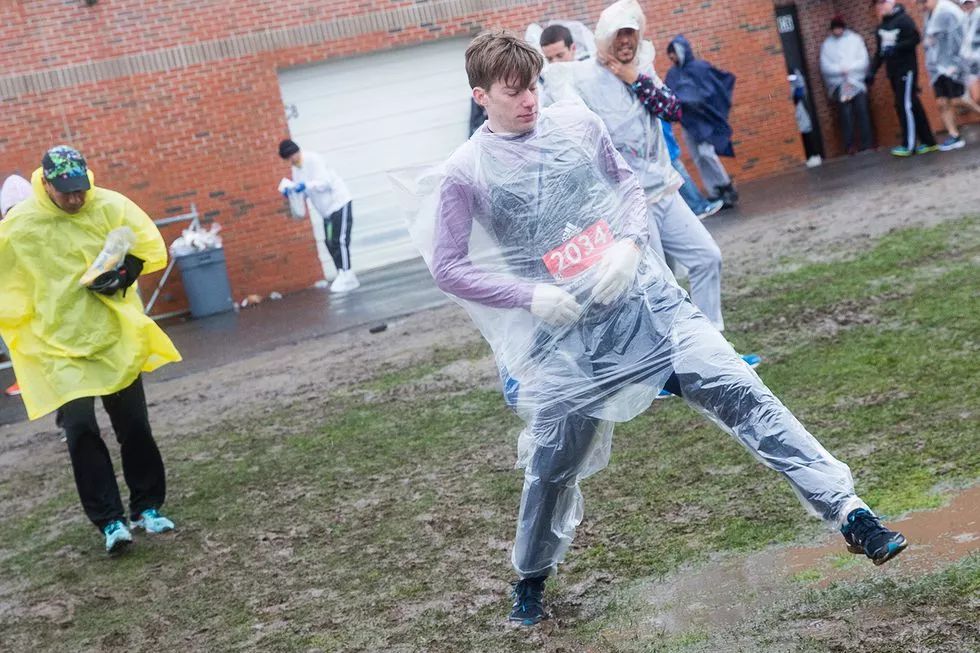 当雨天来了要注意什么,路上遇到大半挂车注意事项