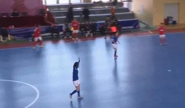 五人制一个裁判怎么跑位,五人制篮球赛裁判跑位