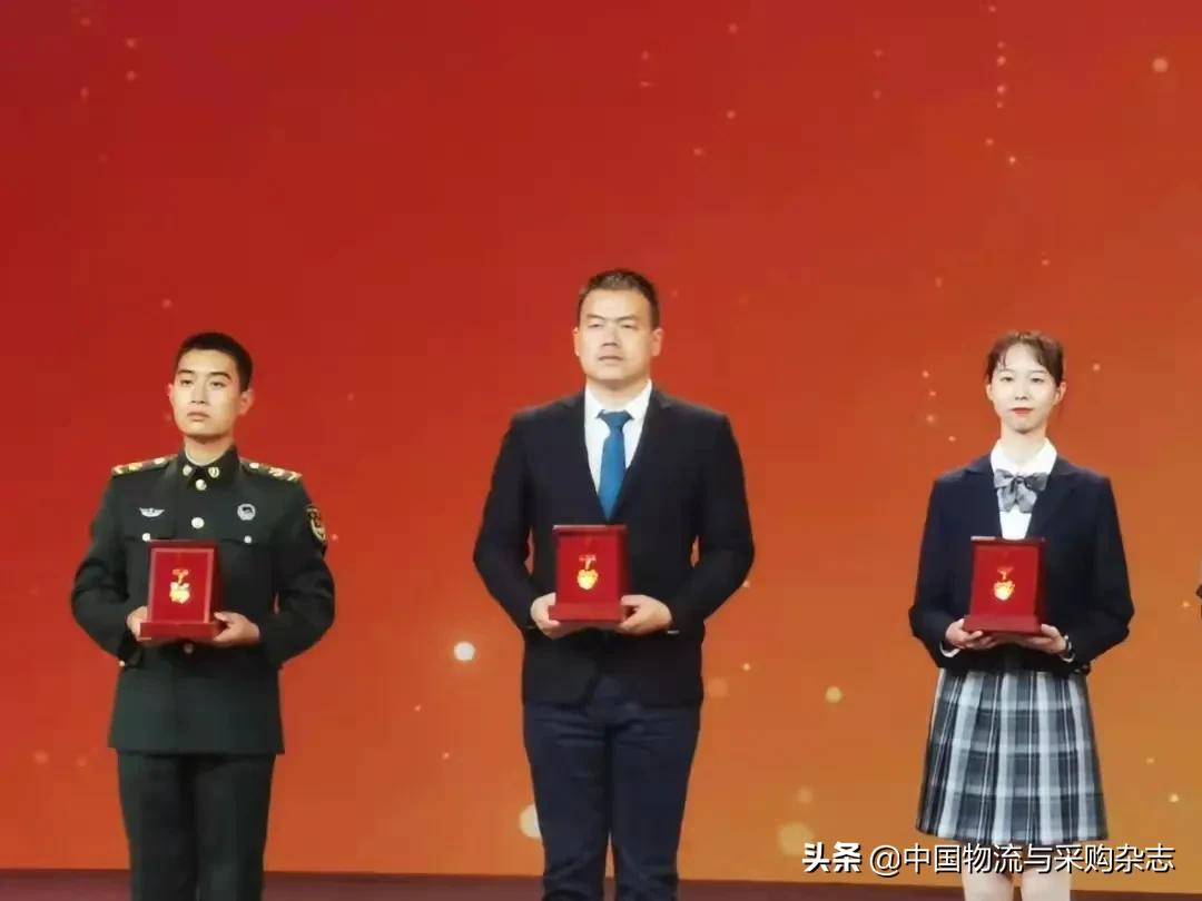 快递小哥荣获全国五一奖章新闻,快递小哥见义勇为受表彰