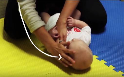 宝宝头总往一侧睡有点扁,新生儿斜颈按摩康复的几率有多大