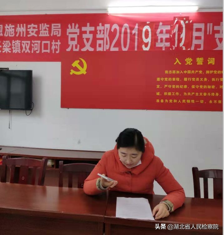 一线人员抗疫故事,战疫故事小小口罩见证警民情