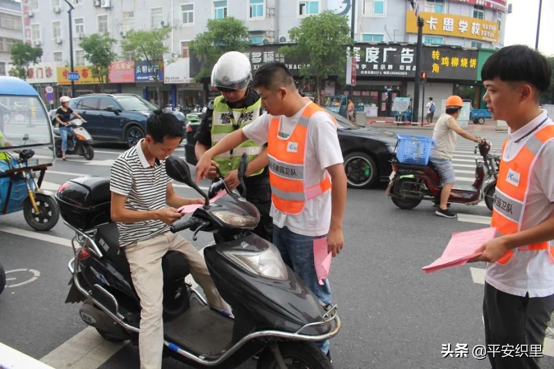 织里公安分局交巡警大队为快递小哥送上交通安全“及时餐”~