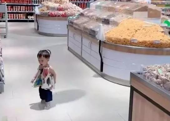 孩子经常“撒手没”？机智妈妈用气球解决问题，却被超市拒之门外