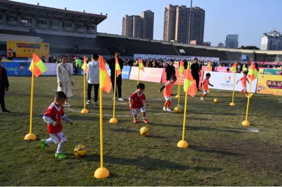 幼儿足球启蒙足球小将,足球小将3-6岁儿童足球