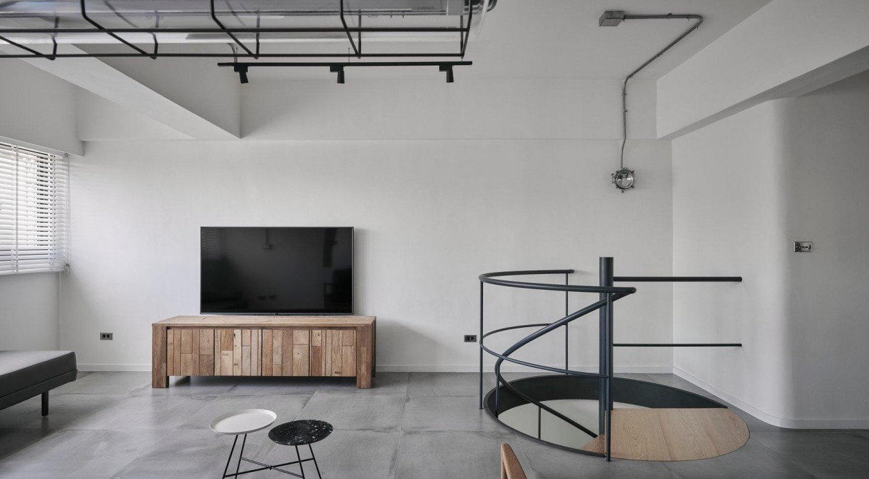 200㎡简约水泥系楼中楼，掇拾30年老宅融洽光景！原木家具