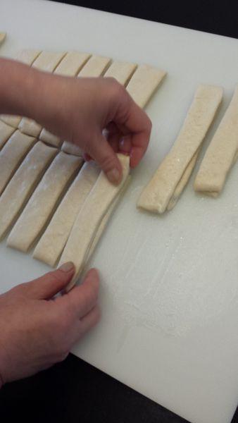 牛奶鸡蛋发酵粉和面能炸油条吗,鸡蛋面粉炸油条的家常做法