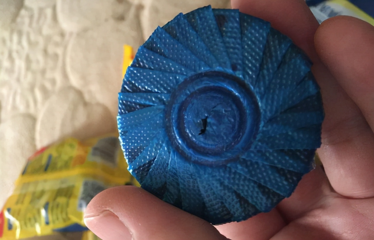 蓝泡泡洁厕灵对马桶水箱有害吗,卫生间一个月用十几吨水正常吗