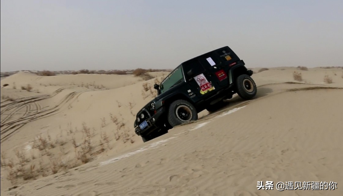 塔克拉玛干沙漠篝火晚会,六轮越野车穿越无人区