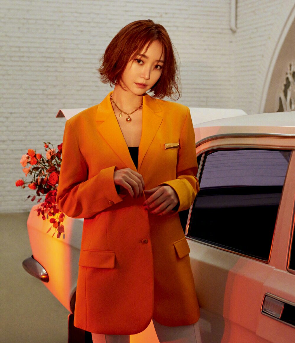 她是韩国“短发女神”，穿黑色蕾丝长裙搭皮靴出镜，霸气潇洒