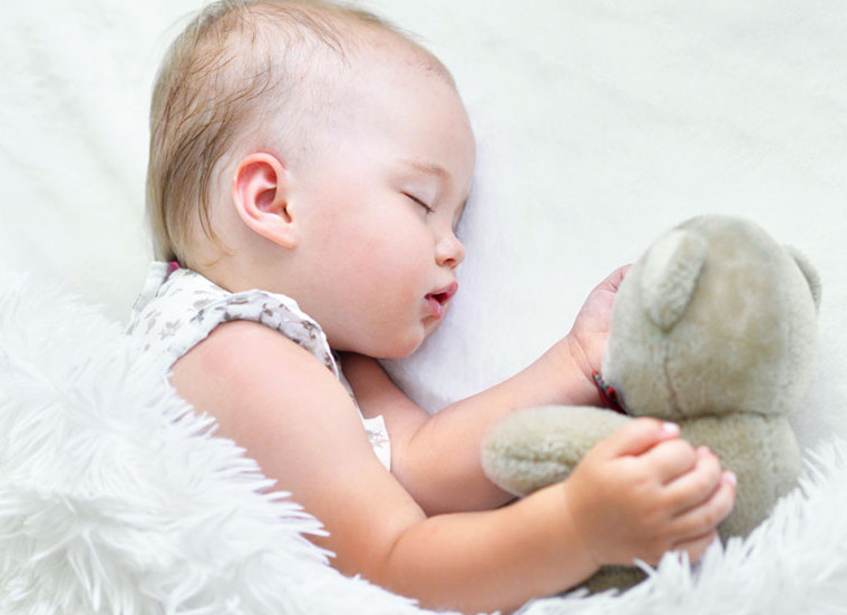 婆婆总喜欢把宝宝弄醒,婆婆总是叫醒婴儿