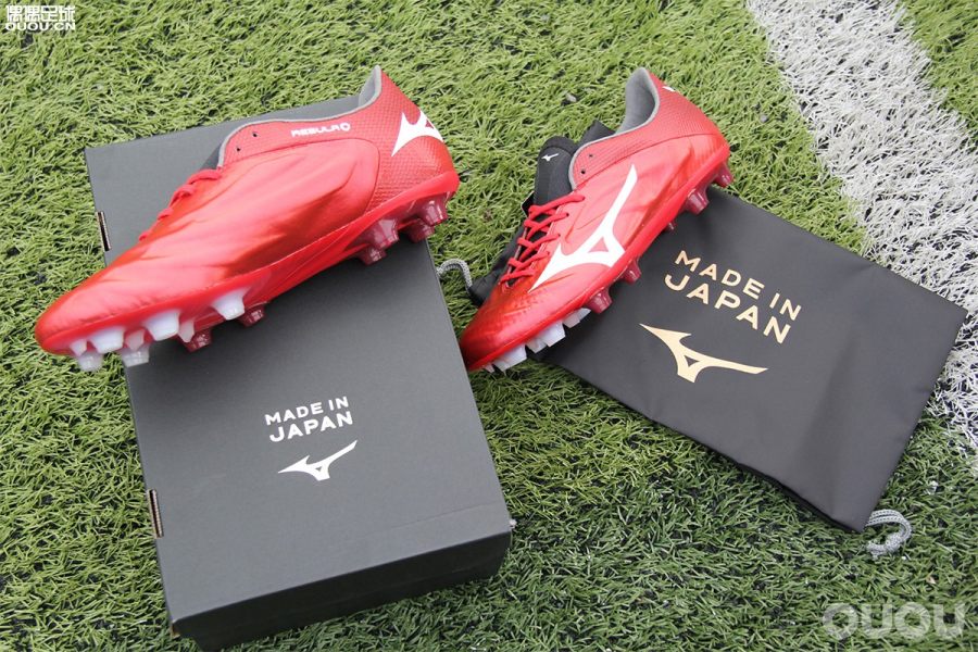 日产足球鞋测评,足球鞋实战测评nike暗煞