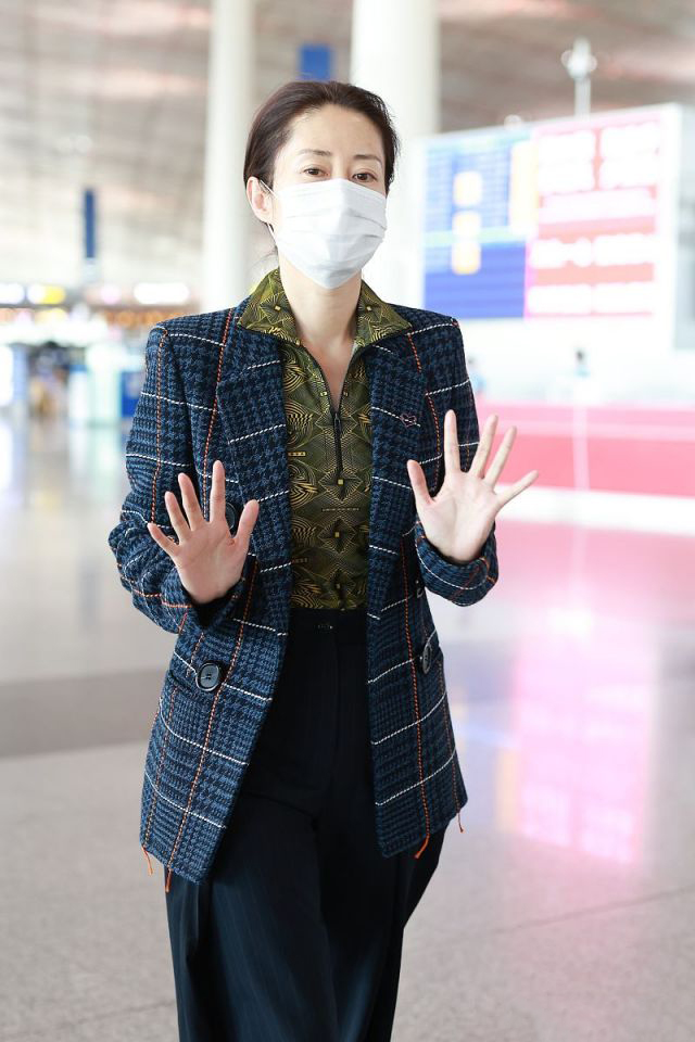 刘敏涛垫肩西装配缎面吊带,刘敏涛穿西装惊艳