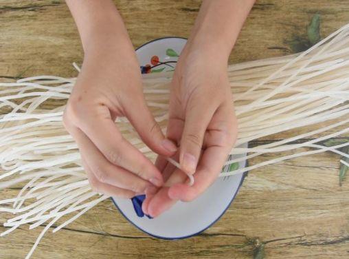 靠价格辨别真假粉条,假粉条折不断