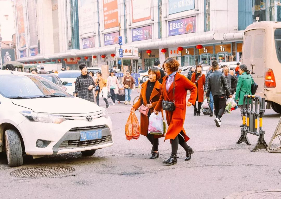 穿梭60年,武汉公交无轨电车1路