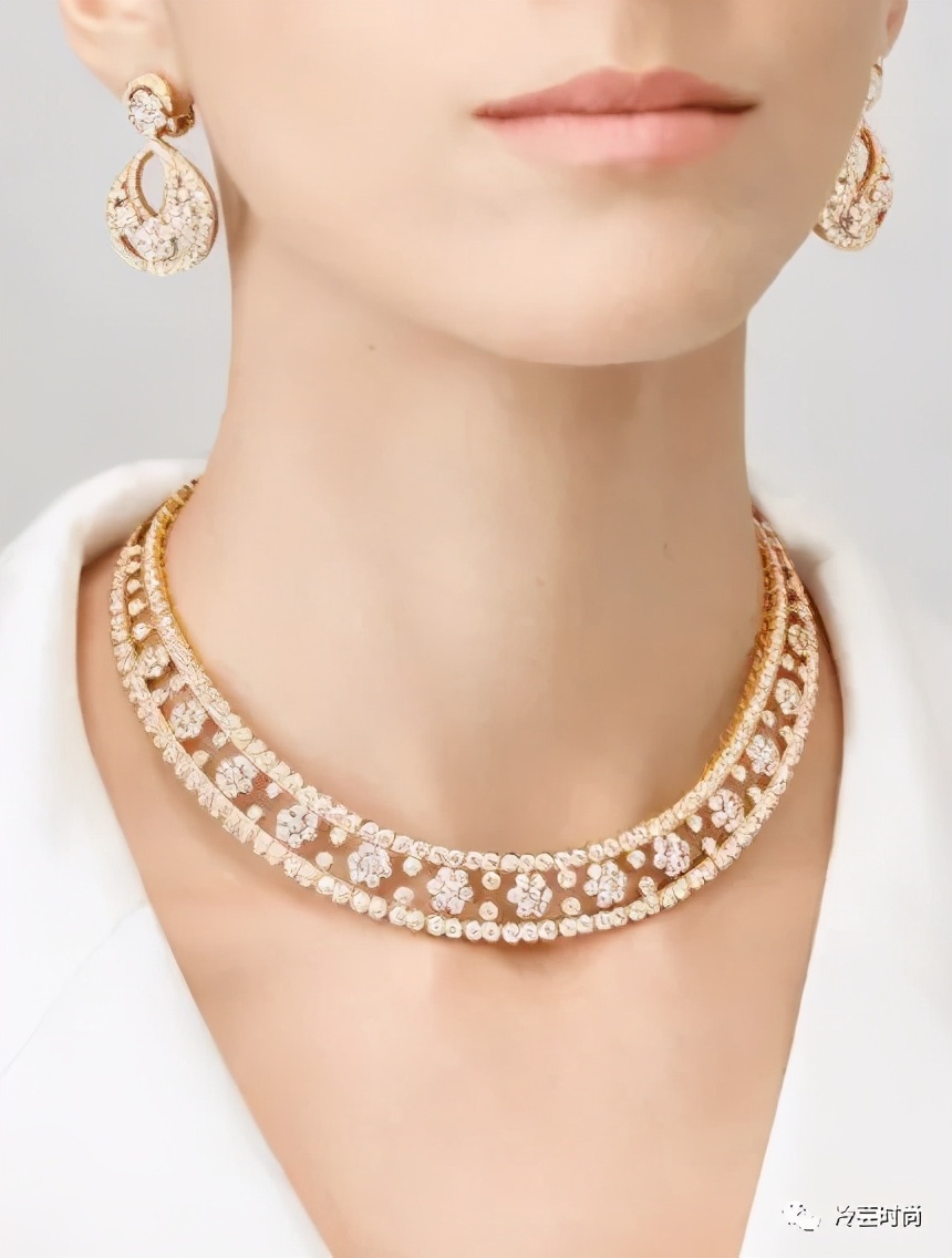 项链的活动扣佩戴方法,项链的佩戴要讲究八大搭配技巧