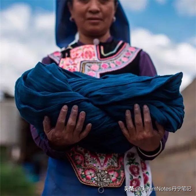 牛仔裤褪色了可以重新染色吗,牛仔裤褪色一般是什么颜色