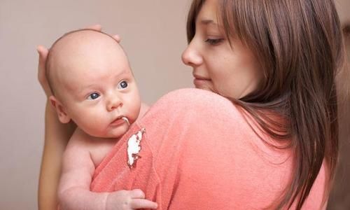 母乳喂养抱喂的正确姿势和步骤,月子期间母乳喂养的正确姿势