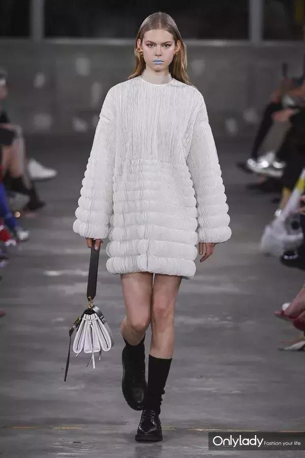 张艺兴valentino东京神图,张艺兴valentino秀场表演