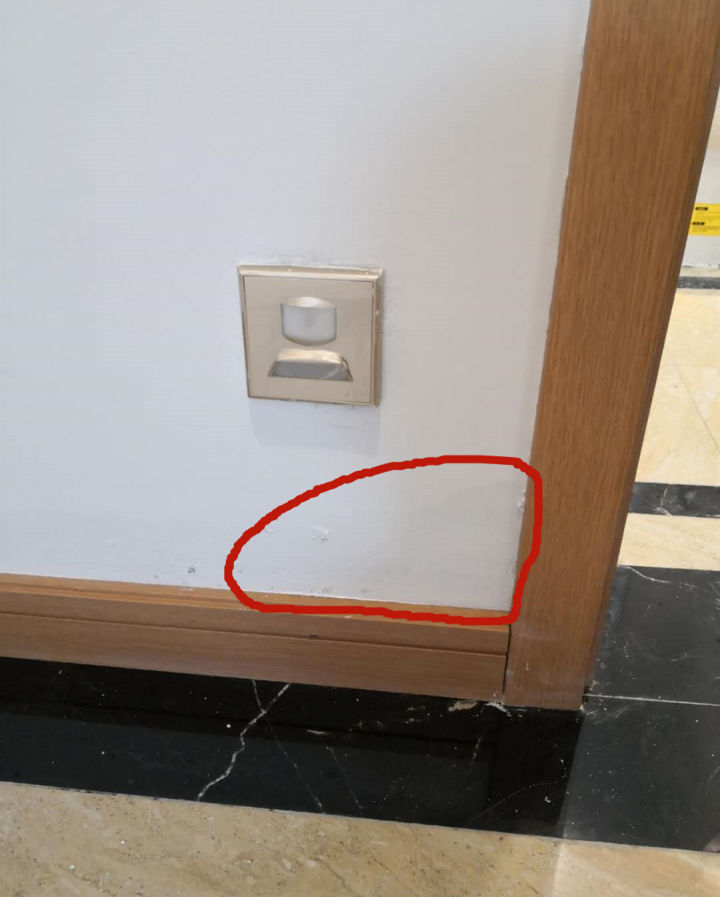 卫生间往楼下漏水楼道墙面湿了,卫生间漏水到楼下墙面湿了怎么办