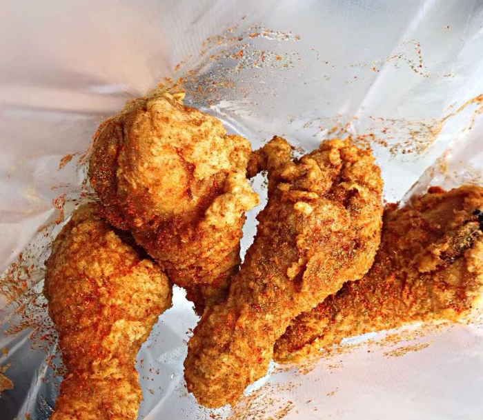 大哥卖烤鸡腿月入万元,小伙在街上卖炸鸡腿