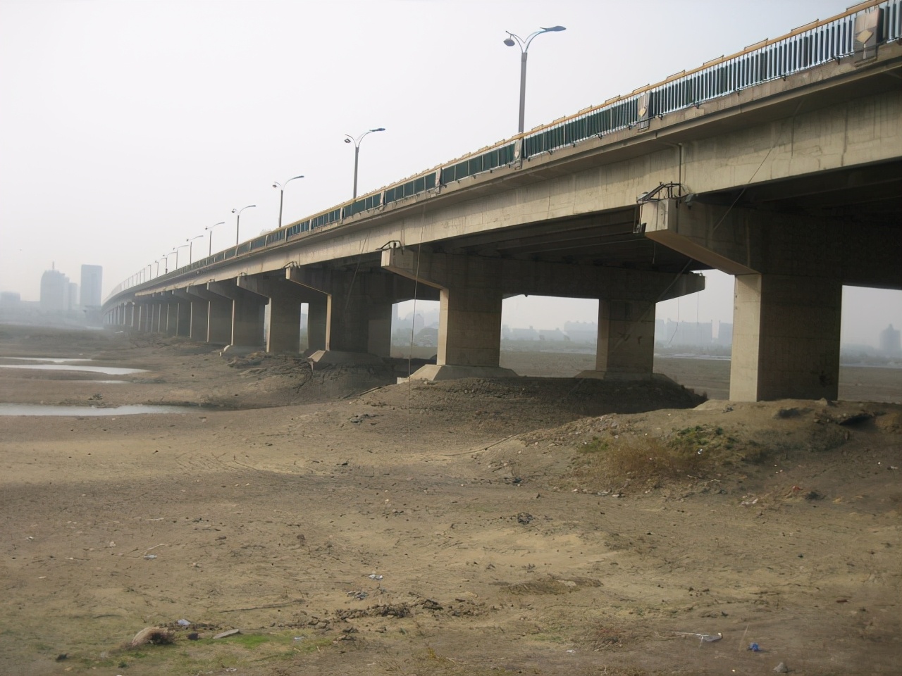 我钓鱼时常遇到的那位高手老黄，钓法出其不意，鱼获总是很多……