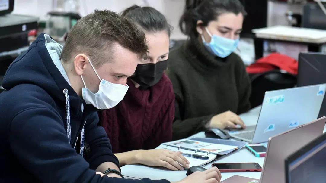 俄媒：俄罗斯人列举加班引起的各种不适