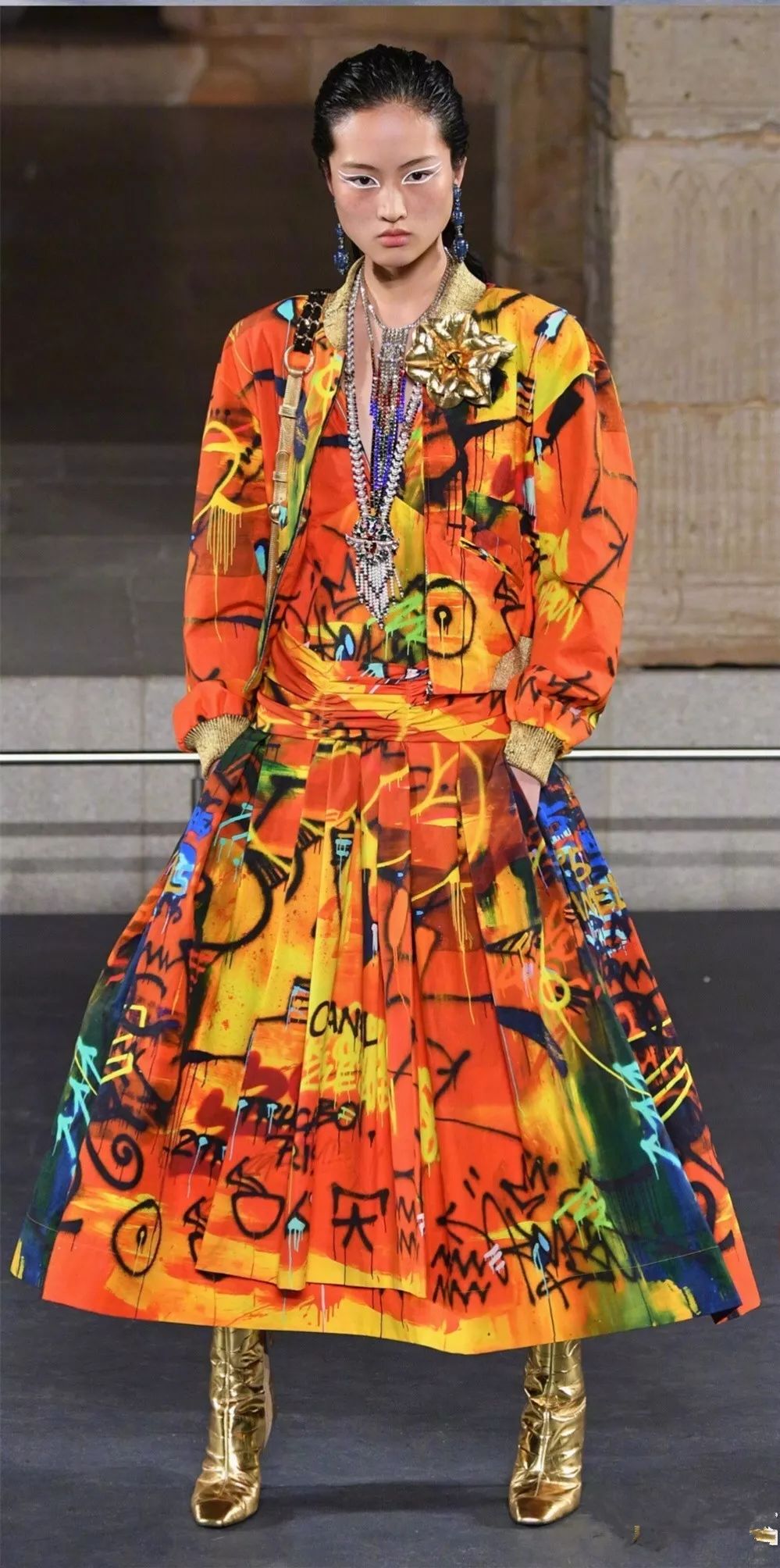 刘雯何穗个人简介,刘雯何穗奚梦瑶走秀视频