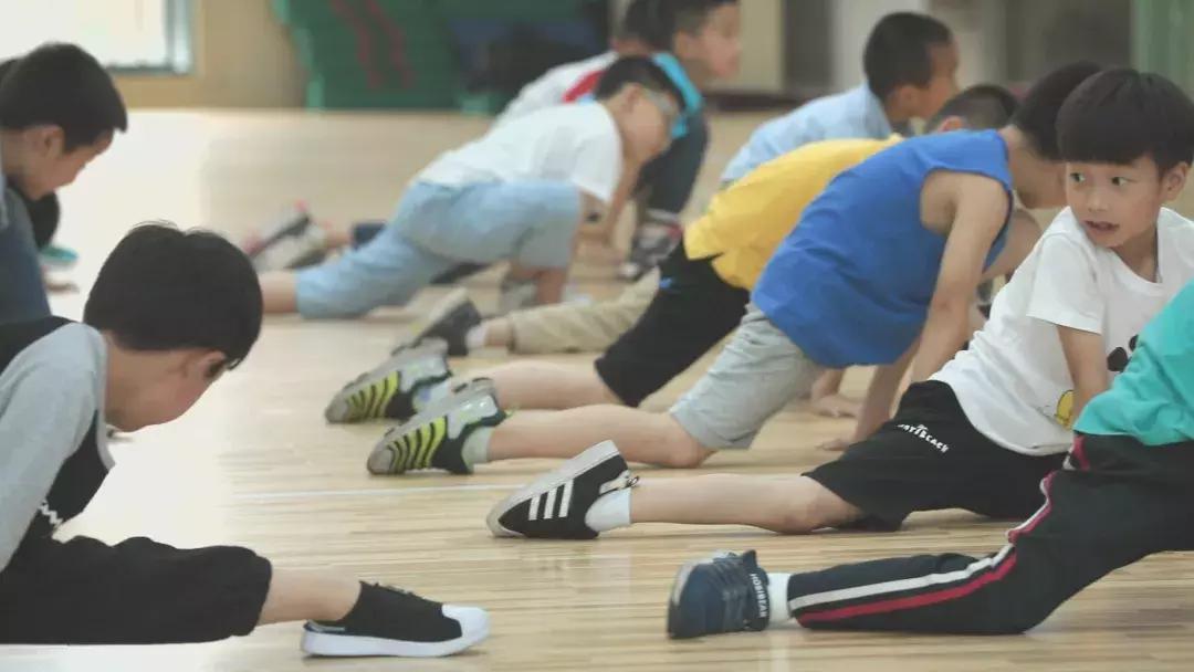 杭州小学二年级体育课居然要考劈叉？家长们全懵了