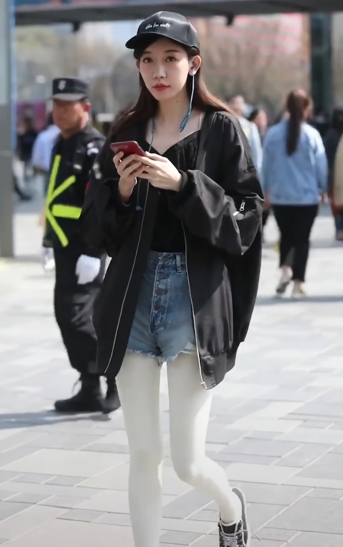 千万要避开的搭配：热裤＋“牛奶袜”，走哪都是焦点却辣眼睛！