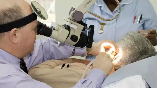 用棉签掏耳朵的危害动画,用棉签掏耳朵对身体有害吗